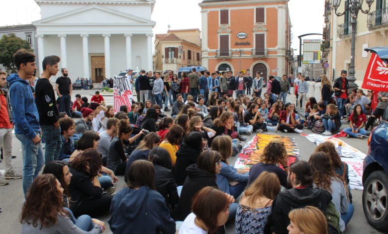 Studenti di Foggia in piazza a favore delle coppie gay e del ddl Cirinnà