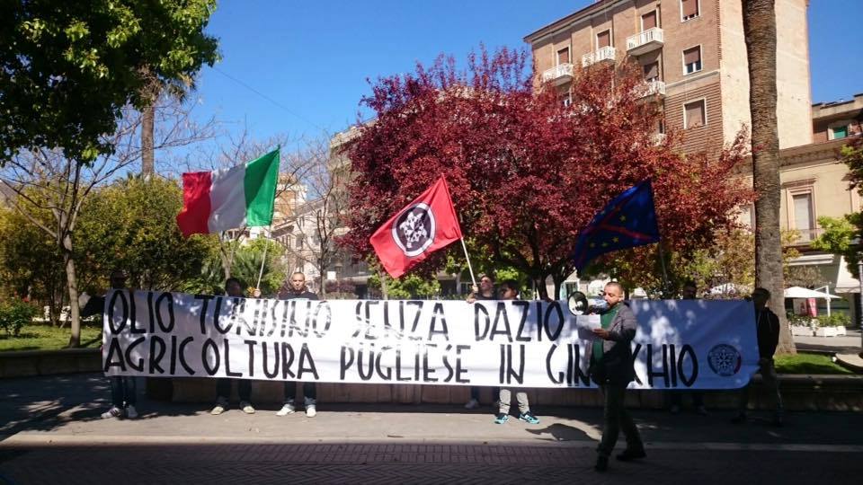 Casapound in piazza contro l'olio tunisino