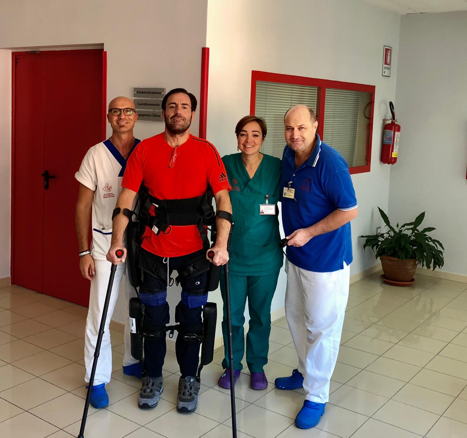 Giovanni Con Il Direttore Sanitario Serena Filoni E I Fisioterapisti