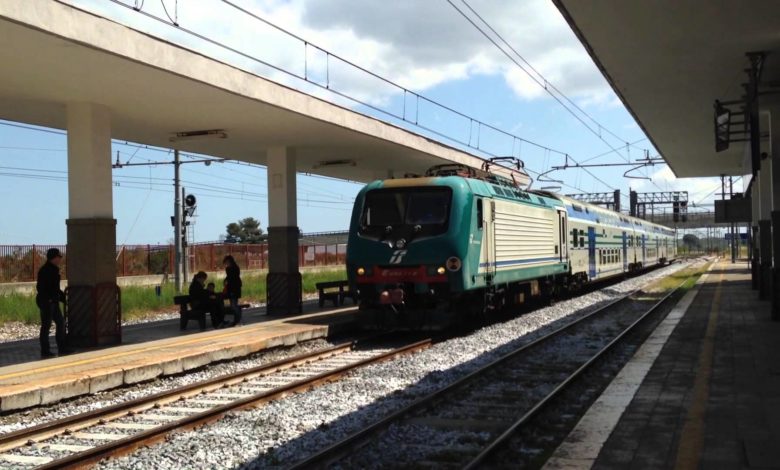 Uomo Si Lancia Sui Binari Del Treno