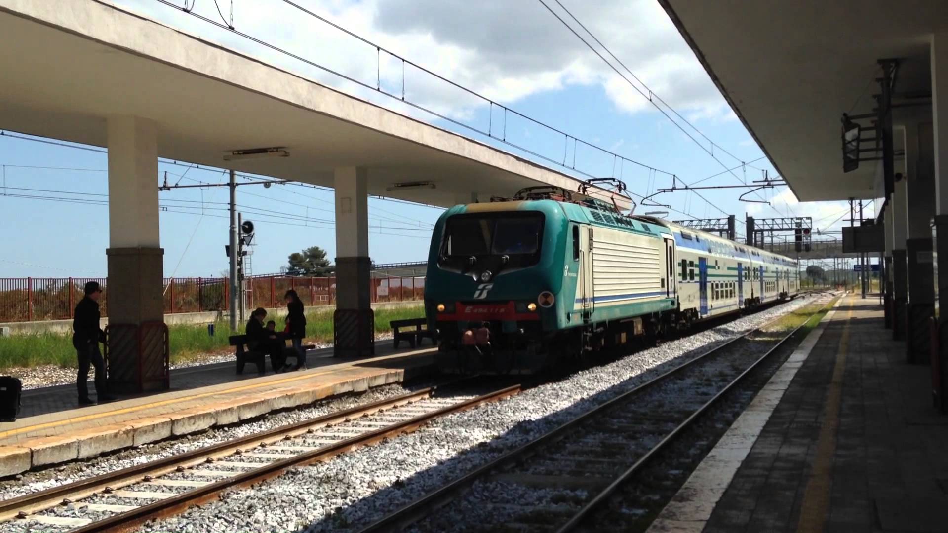Uomo Si Lancia Sui Binari Del Treno