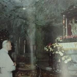 Giovanni Paolo Ii In Preghiera Davanti L'arcangelo