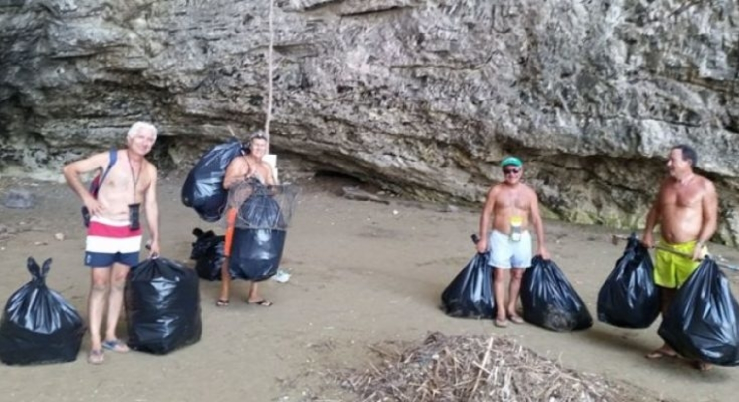 volontari-ripuliscono-grotte-gargano