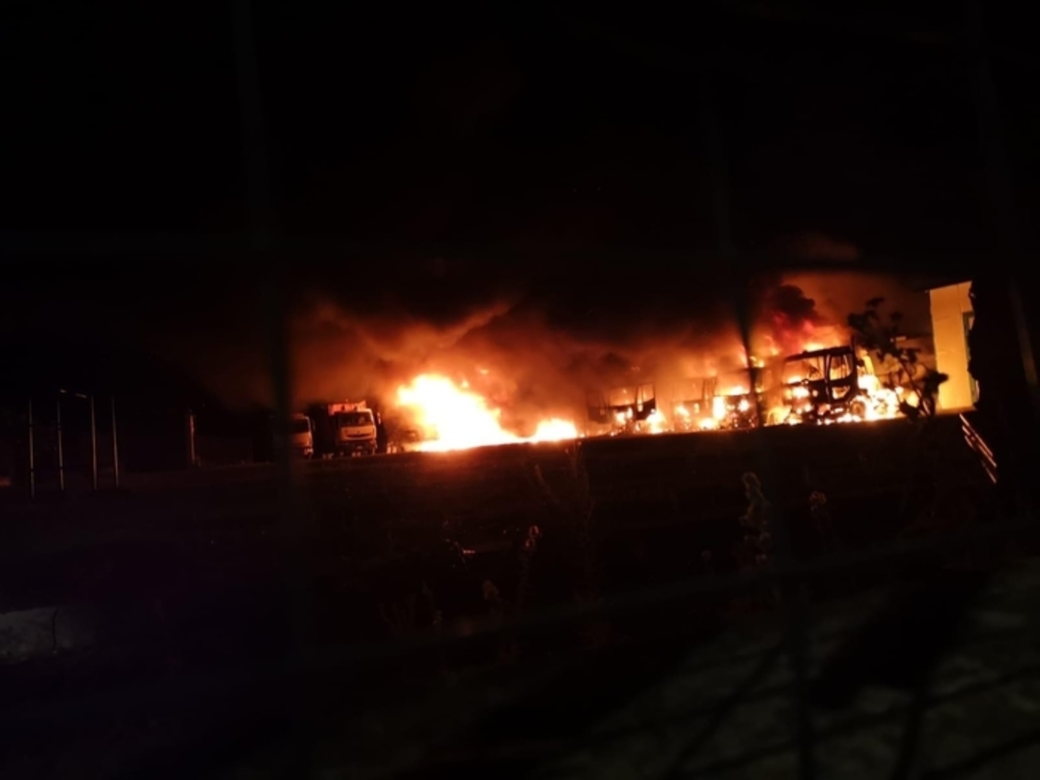 Incendio distrugge mezi raccolta rifiuti nel foggiano