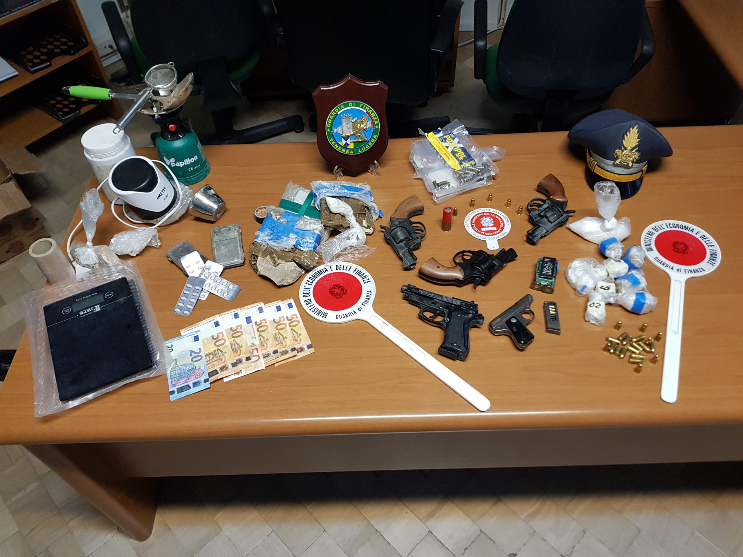 lucera-sequetrate-armi