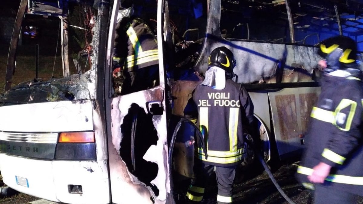 autobus-incendiato-pellegrini-san-pio