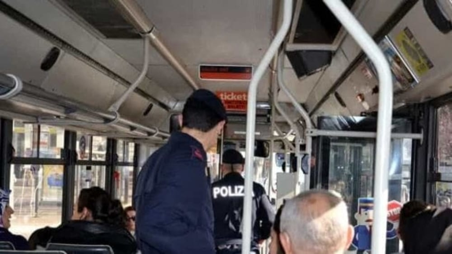 foggia-coppia-litiga-bus