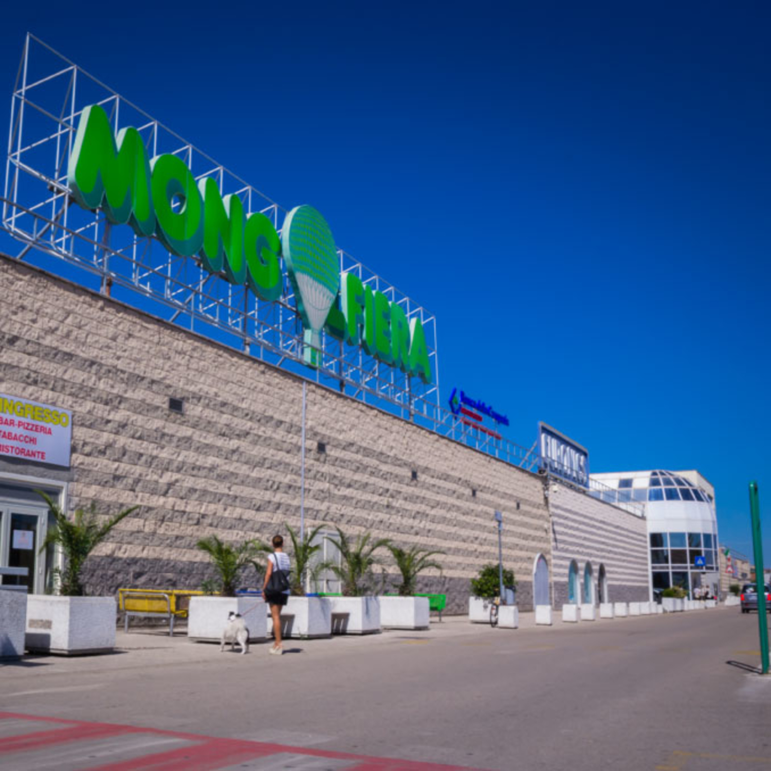 foggia-uomo-urina-centro-commerciale