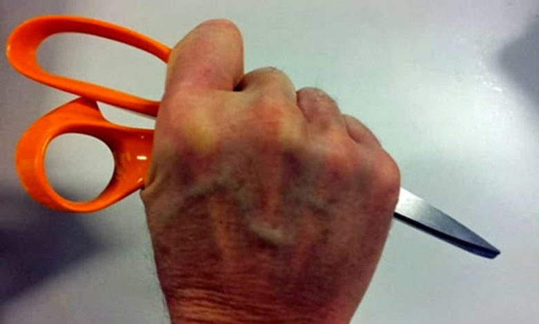 apricena-aggressione-forbici