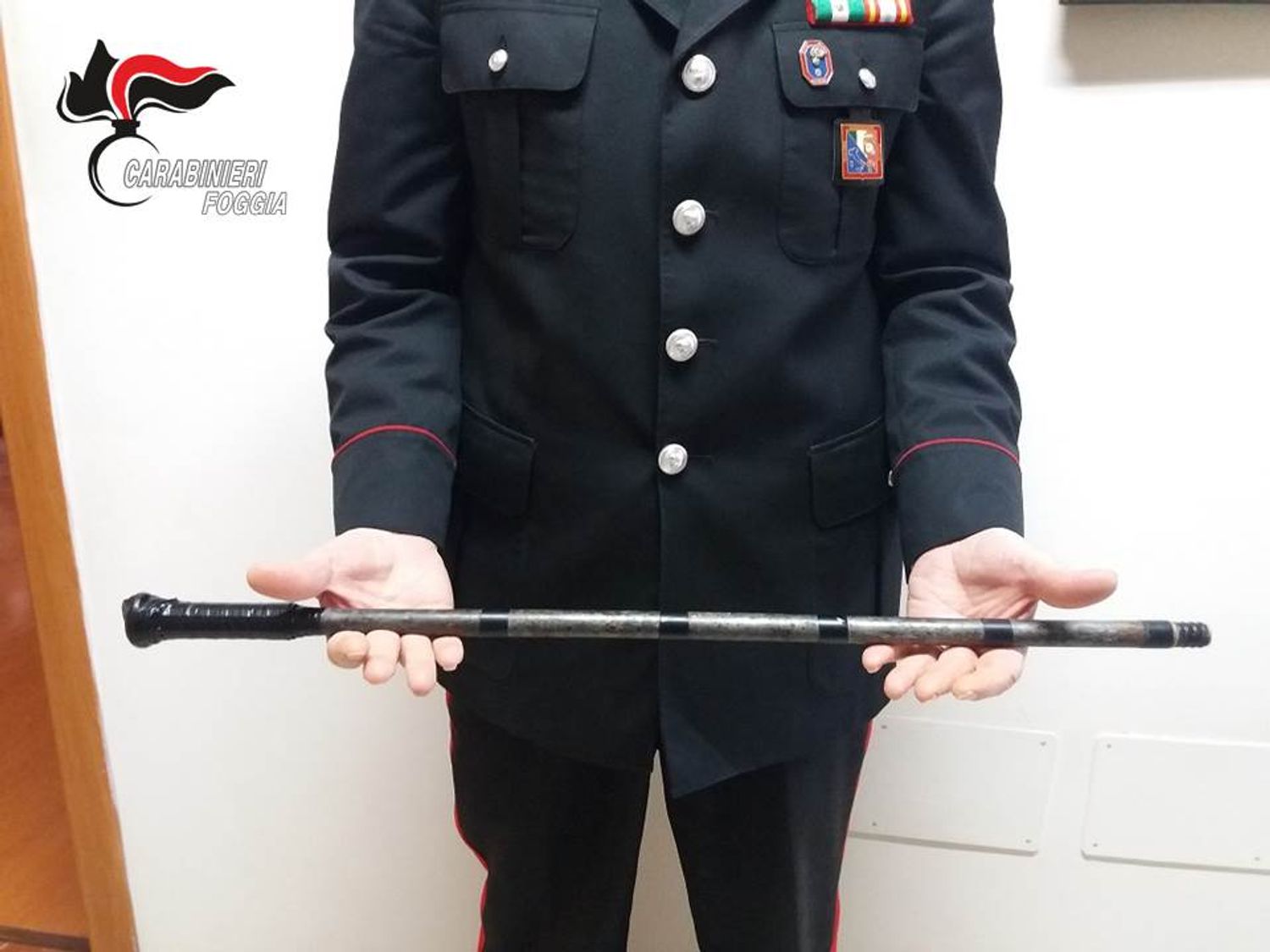 carabinieri minaccia mazza