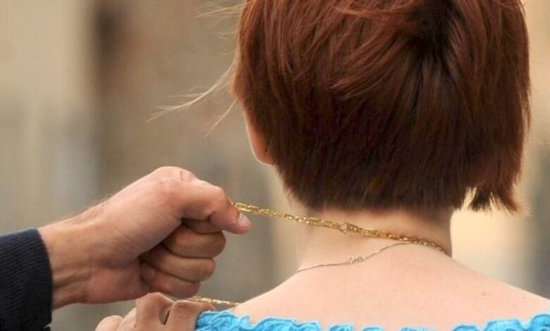 scippo-collana-donna-cerignola
