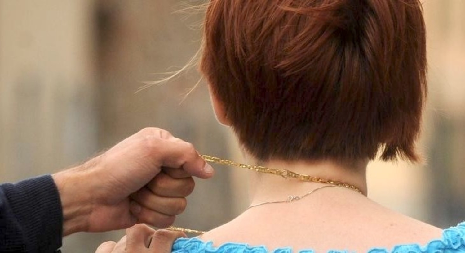 scippo-collana-donna-cerignola