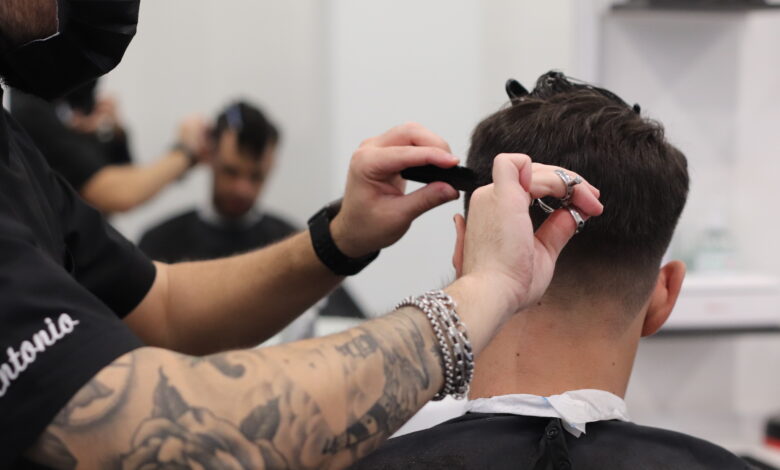 Photo of Non chiamatelo solo barbiere: savoir-faire e formazione, le carte vincenti di Maurizio Barber Shop