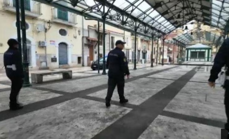 polizia in piazza Mercato